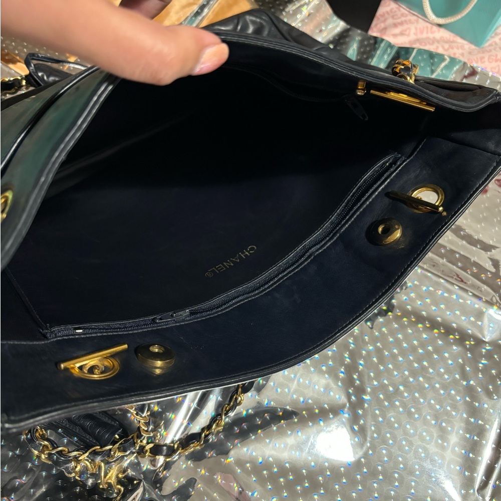 Vintage Chanel Black Leather tote - Picture 13 of 16